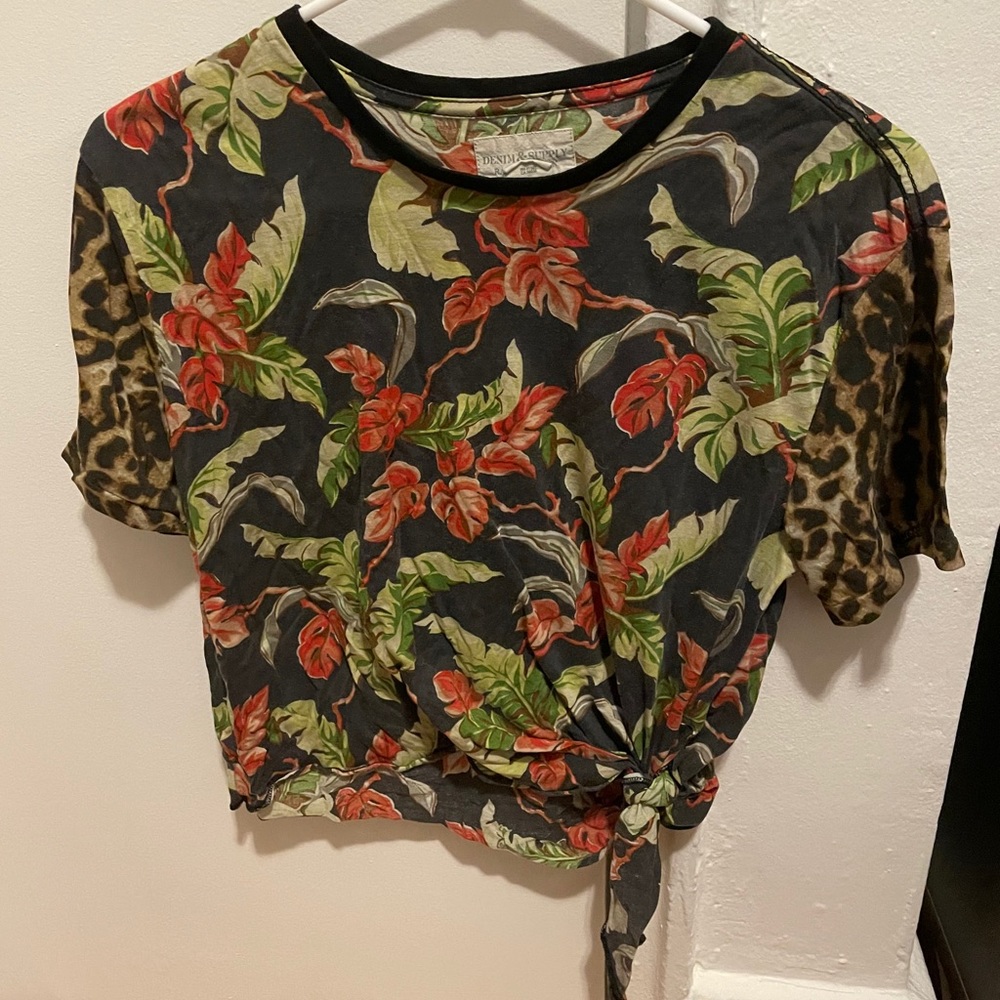 Cropped Tie-Bottom Leaf/Leopard Print T-Shirt